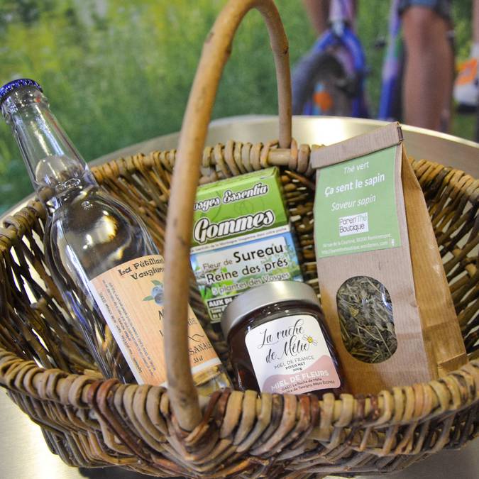 Basket filled with Vosges products - Christmas gifts - Vosges craft products - Epinal Tourist Office shop 